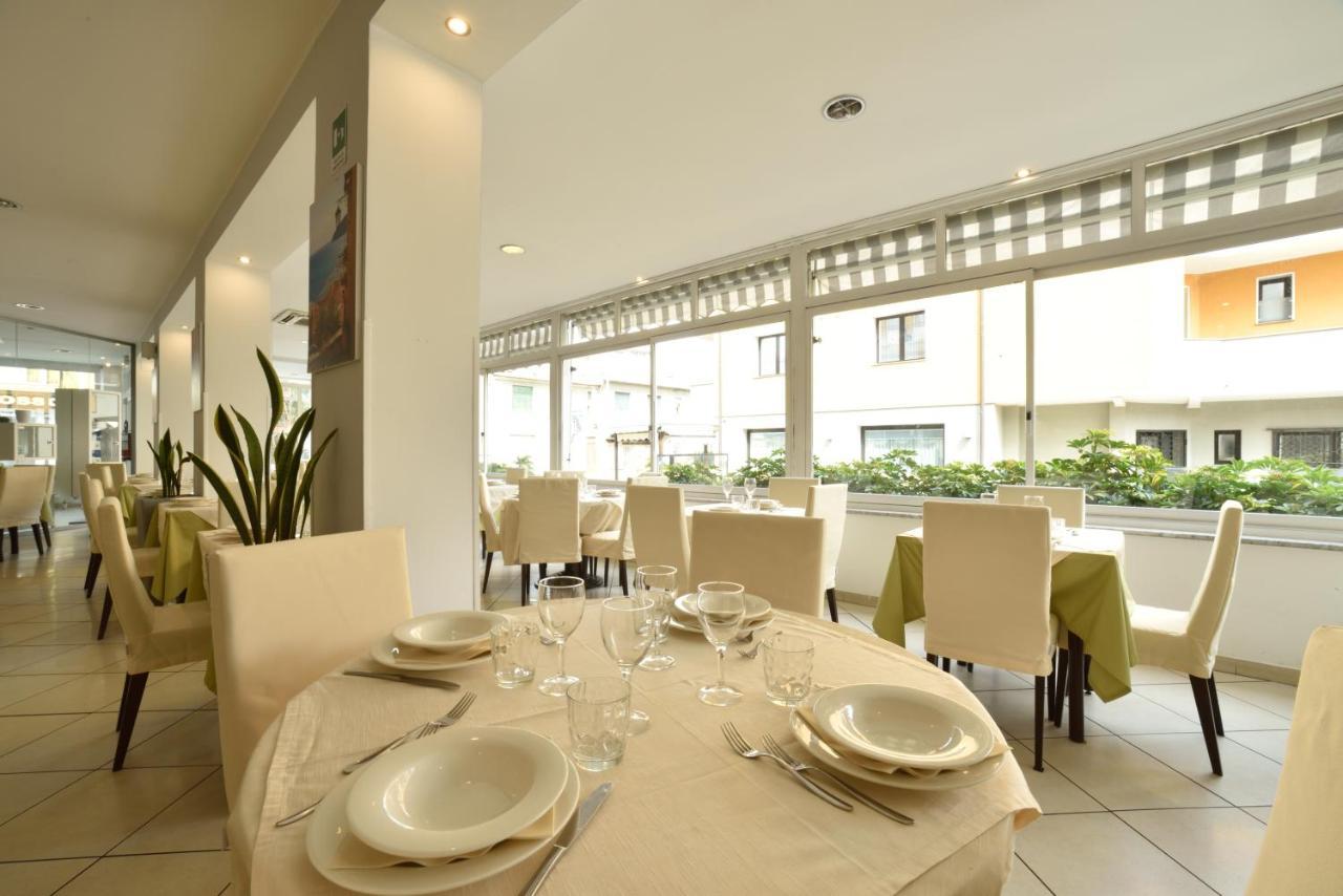 Hotel Ristorante La Marina Mhotelsgroup 산토바르톨로메오알마레 외부 사진