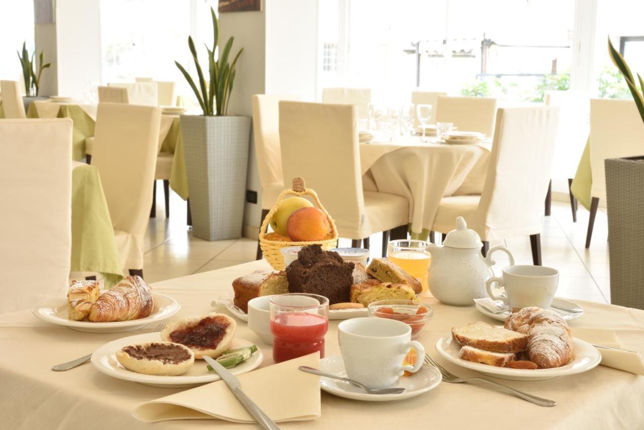 Hotel Ristorante La Marina Mhotelsgroup 산토바르톨로메오알마레 외부 사진