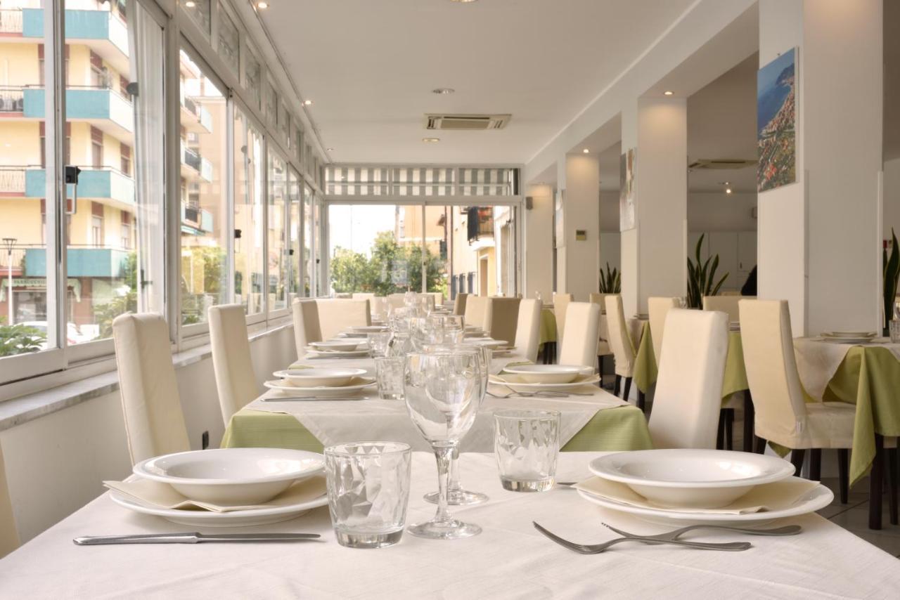 Hotel Ristorante La Marina Mhotelsgroup 산토바르톨로메오알마레 외부 사진