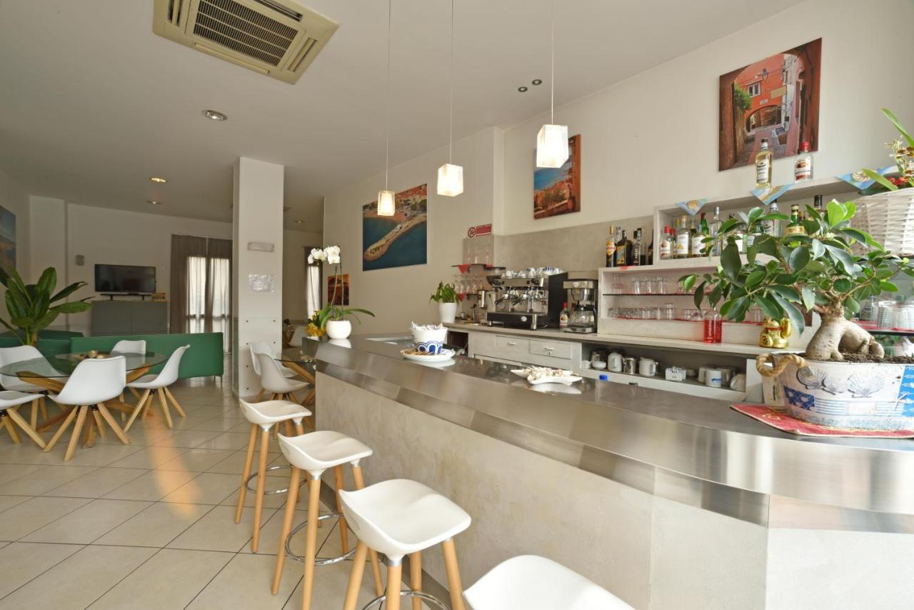 Hotel Ristorante La Marina Mhotelsgroup 산토바르톨로메오알마레 외부 사진