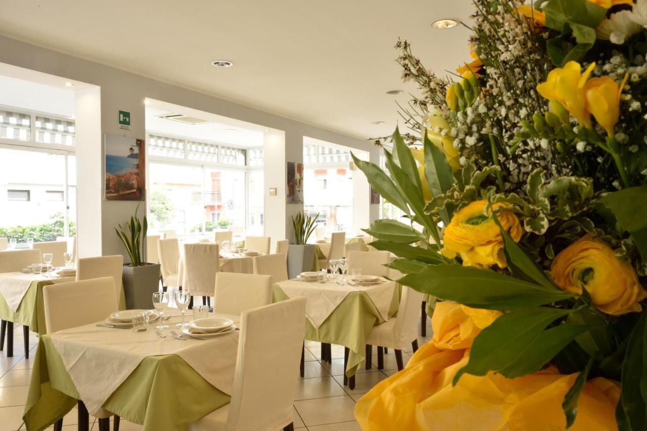 Hotel Ristorante La Marina Mhotelsgroup 산토바르톨로메오알마레 외부 사진