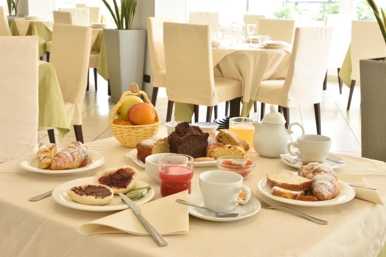 Hotel Ristorante La Marina Mhotelsgroup 산토바르톨로메오알마레 외부 사진