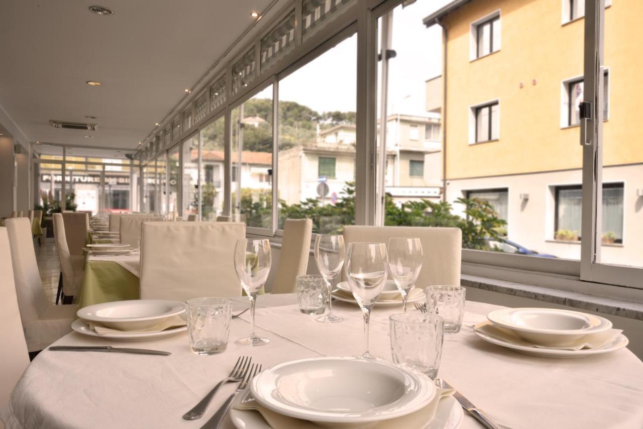 Hotel Ristorante La Marina Mhotelsgroup 산토바르톨로메오알마레 외부 사진