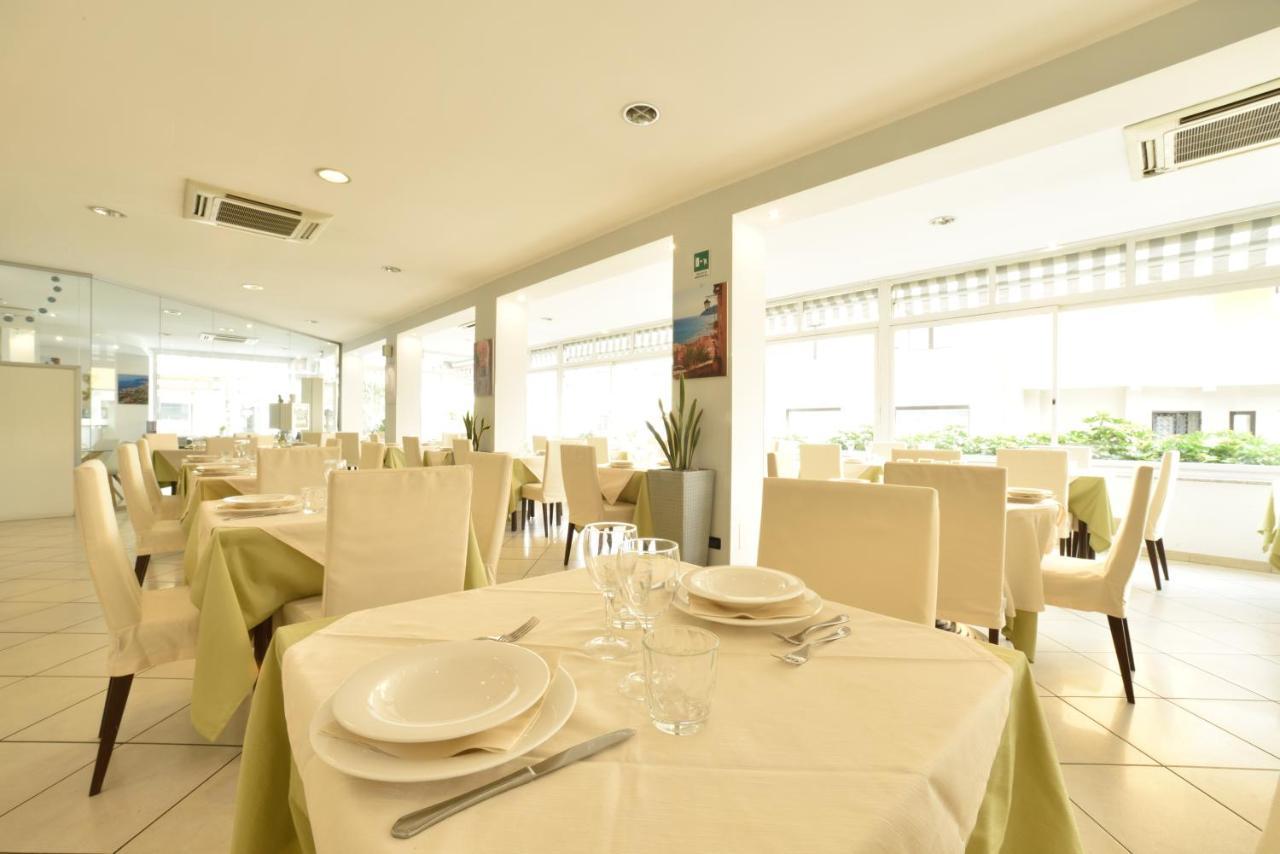 Hotel Ristorante La Marina Mhotelsgroup 산토바르톨로메오알마레 외부 사진