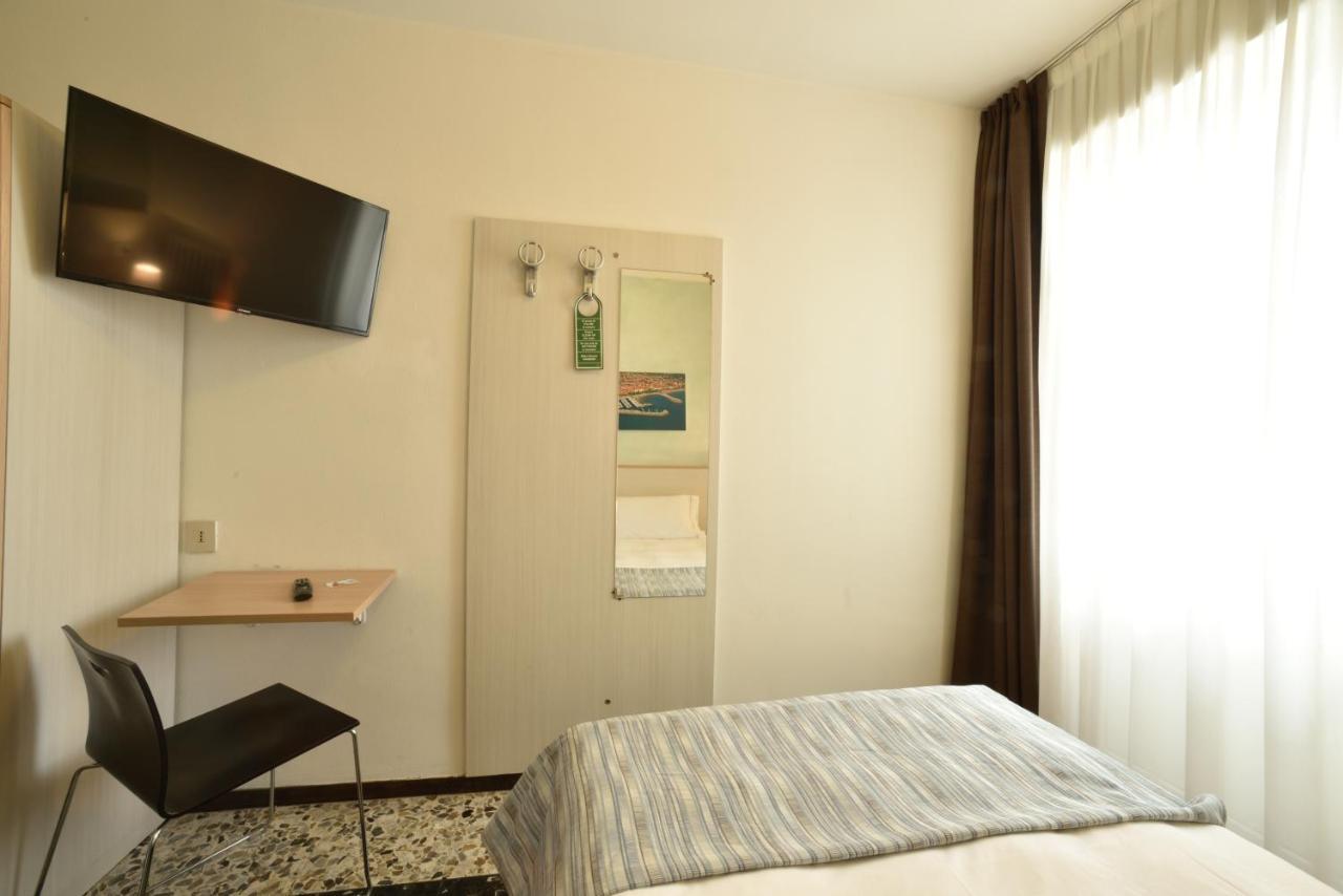 Hotel Ristorante La Marina Mhotelsgroup 산토바르톨로메오알마레 외부 사진