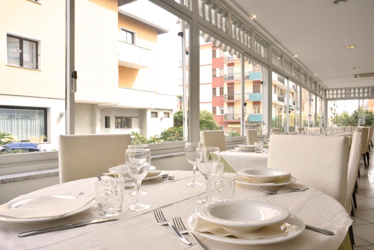 Hotel Ristorante La Marina Mhotelsgroup 산토바르톨로메오알마레 외부 사진