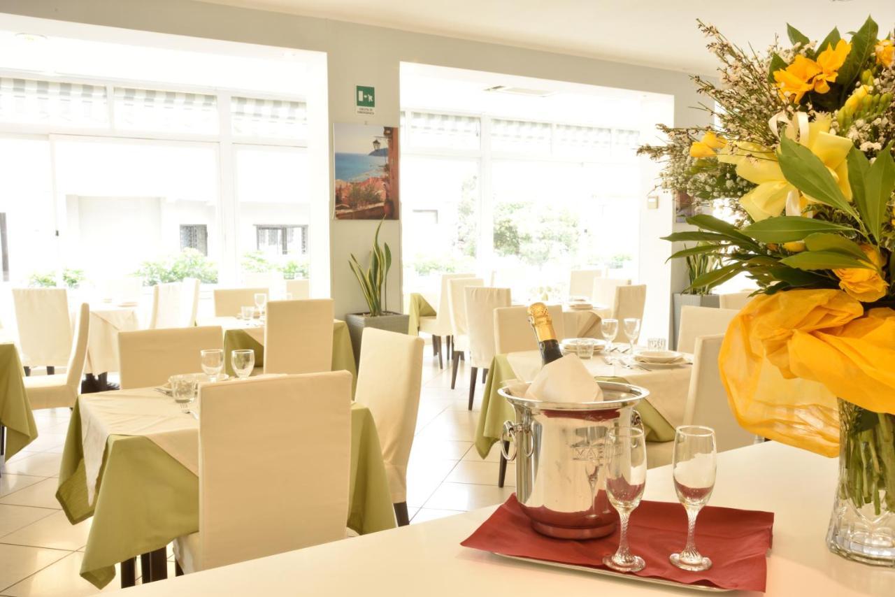 Hotel Ristorante La Marina Mhotelsgroup 산토바르톨로메오알마레 외부 사진