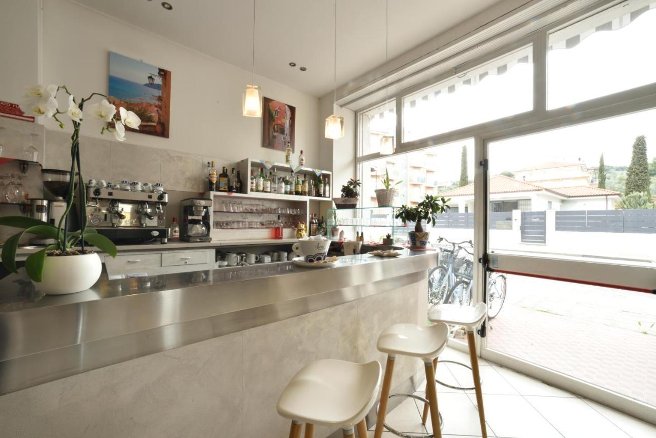 Hotel Ristorante La Marina Mhotelsgroup 산토바르톨로메오알마레 외부 사진