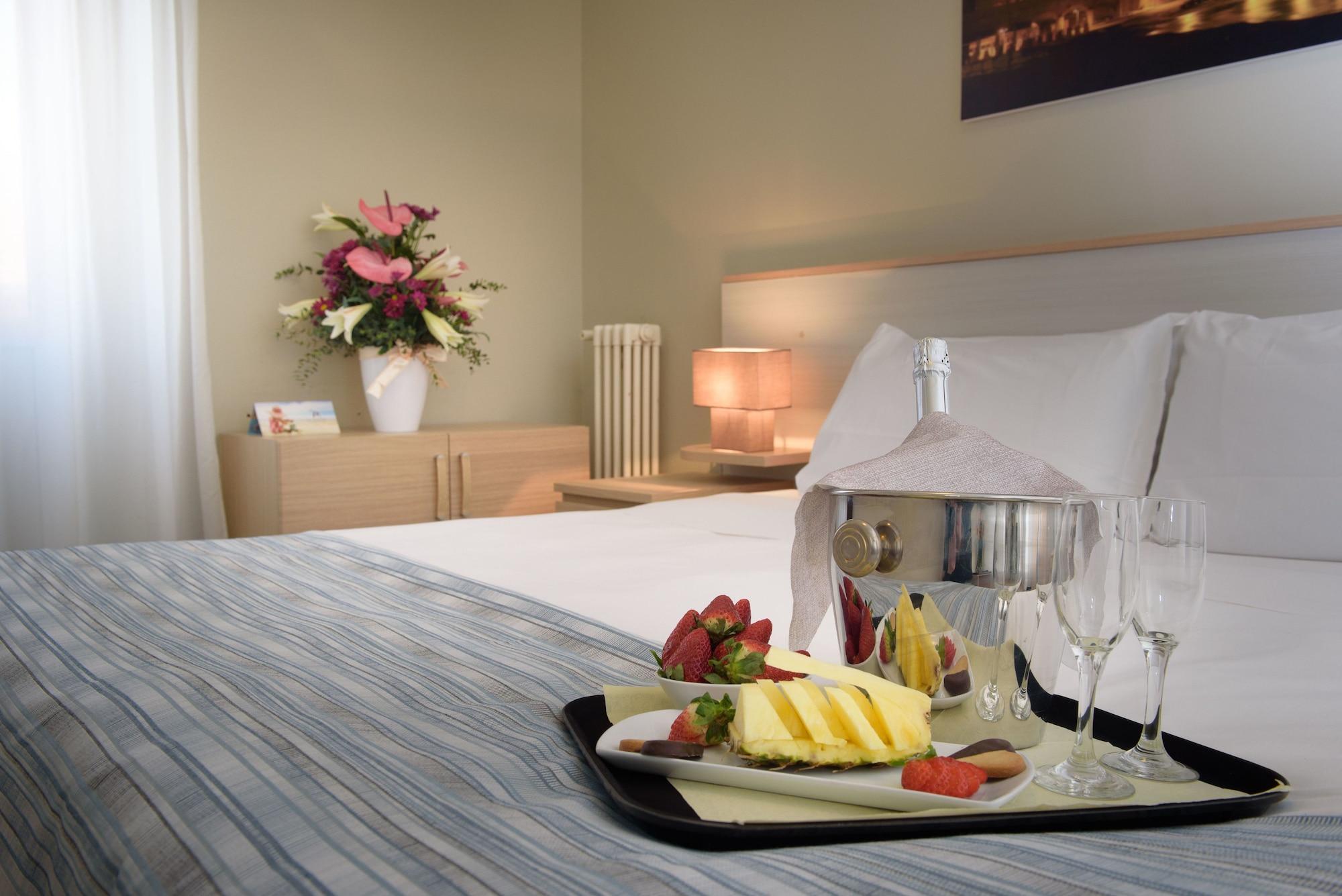 Hotel Ristorante La Marina Mhotelsgroup 산토바르톨로메오알마레 외부 사진