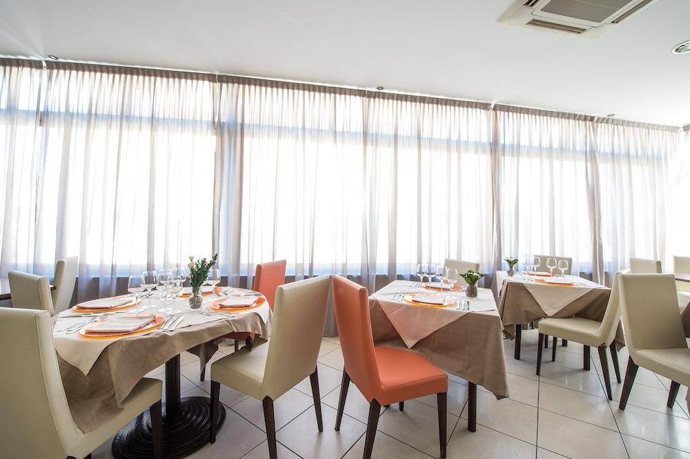 Hotel Ristorante La Marina Mhotelsgroup 산토바르톨로메오알마레 외부 사진