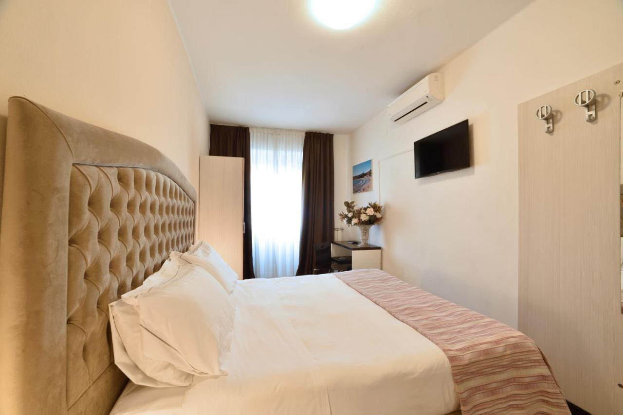Hotel Ristorante La Marina Mhotelsgroup 산토바르톨로메오알마레 외부 사진