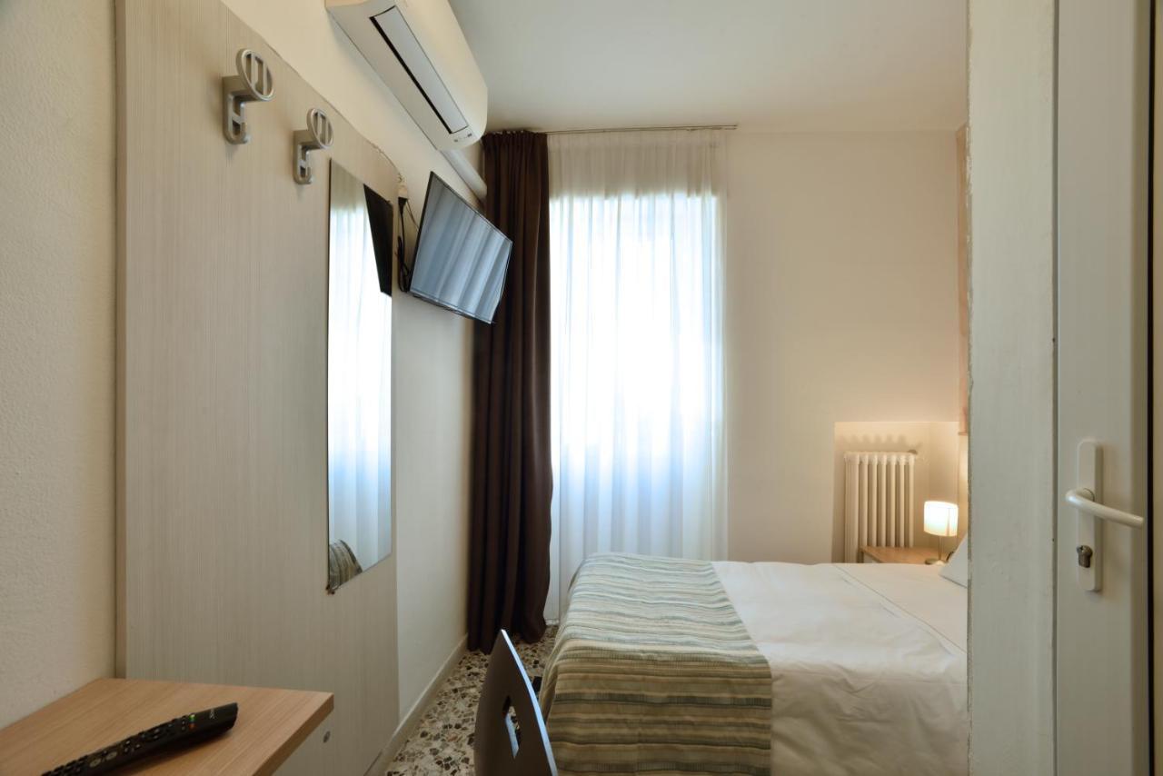 Hotel Ristorante La Marina Mhotelsgroup 산토바르톨로메오알마레 외부 사진
