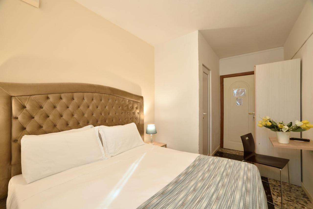 Hotel Ristorante La Marina Mhotelsgroup 산토바르톨로메오알마레 외부 사진