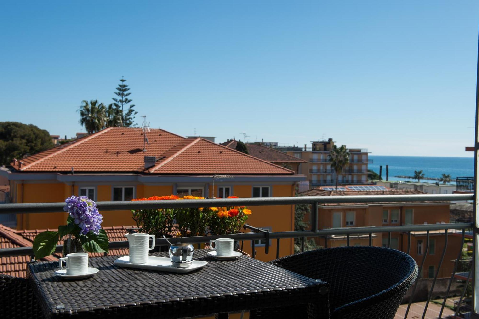 Hotel Ristorante La Marina Mhotelsgroup 산토바르톨로메오알마레 외부 사진