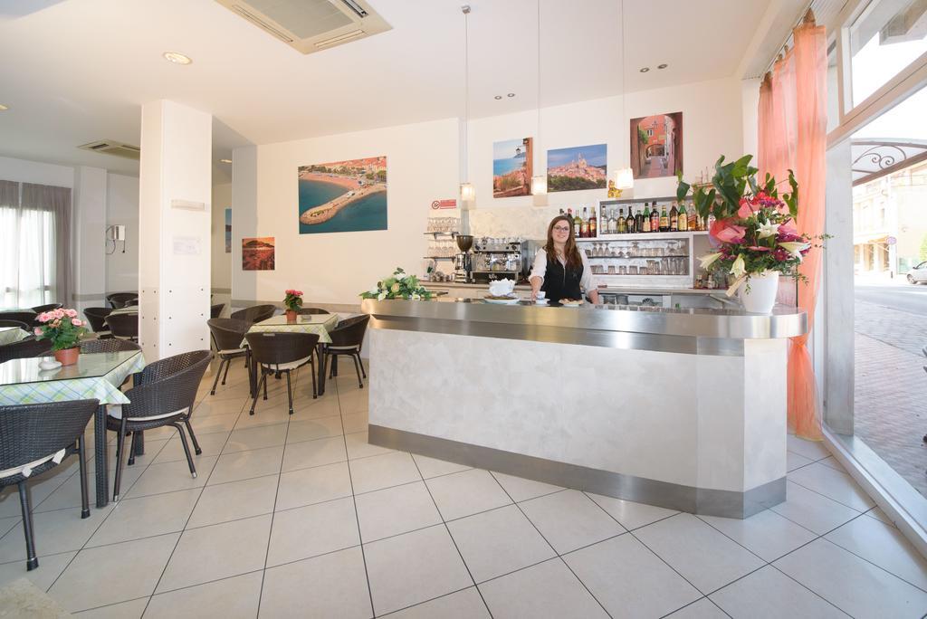 Hotel Ristorante La Marina Mhotelsgroup 산토바르톨로메오알마레 외부 사진