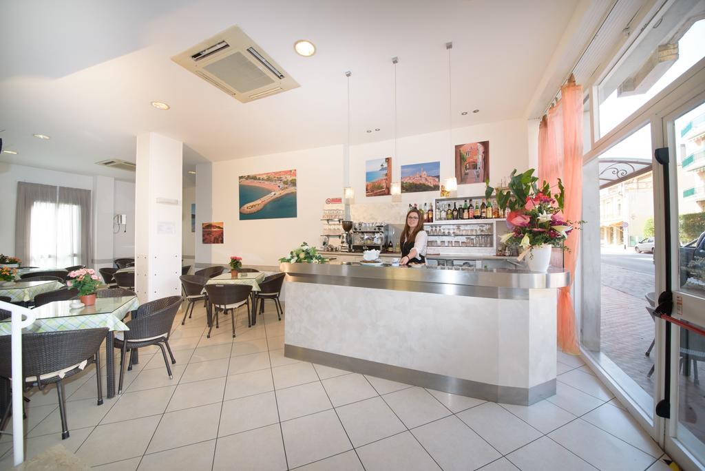 Hotel Ristorante La Marina Mhotelsgroup 산토바르톨로메오알마레 외부 사진