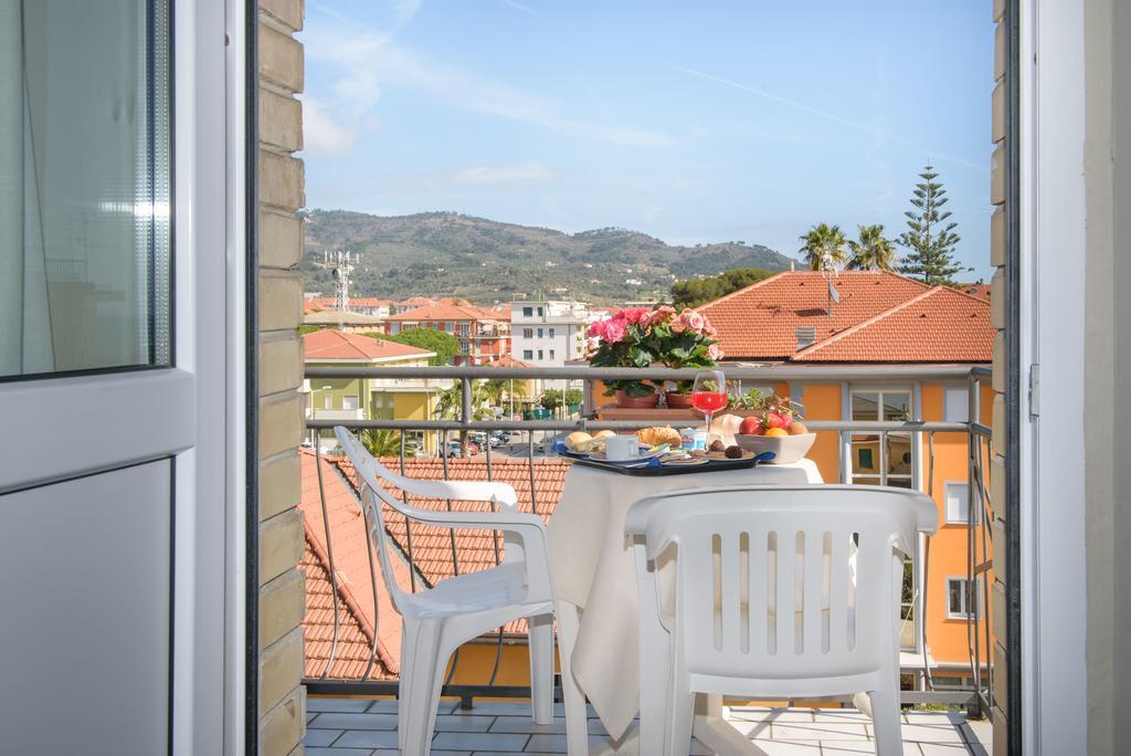 Hotel Ristorante La Marina Mhotelsgroup 산토바르톨로메오알마레 외부 사진