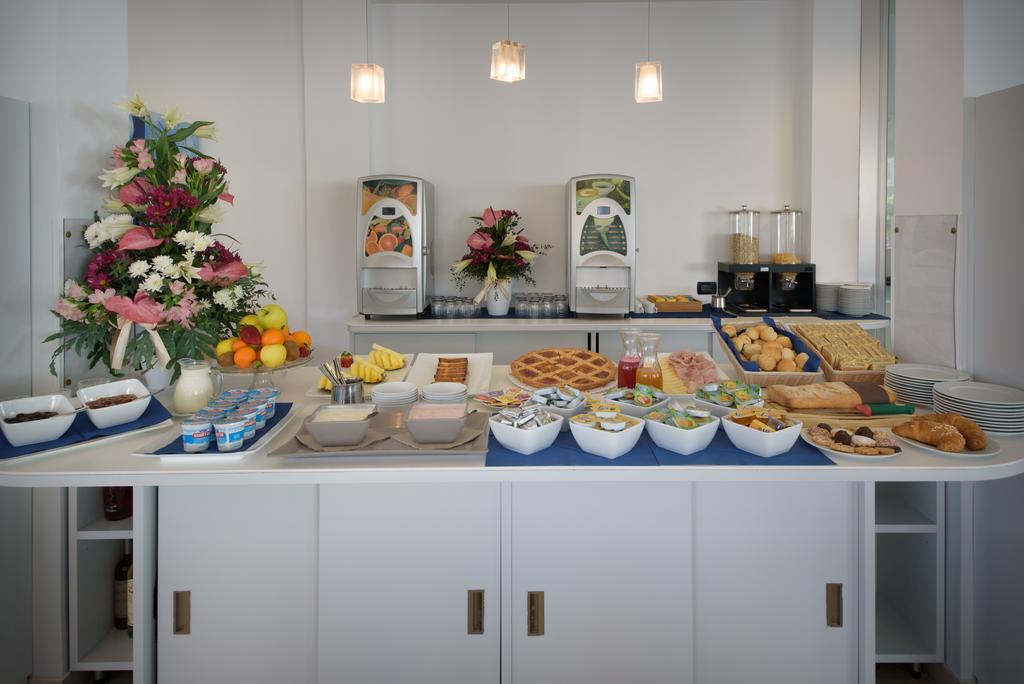Hotel Ristorante La Marina Mhotelsgroup 산토바르톨로메오알마레 외부 사진