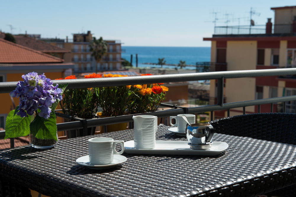 Hotel Ristorante La Marina Mhotelsgroup 산토바르톨로메오알마레 외부 사진